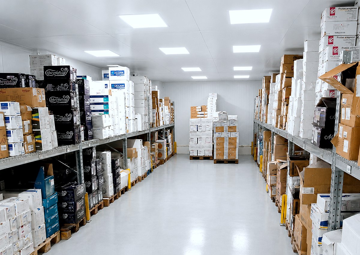 Pasillo de almacén con estanterías de producto